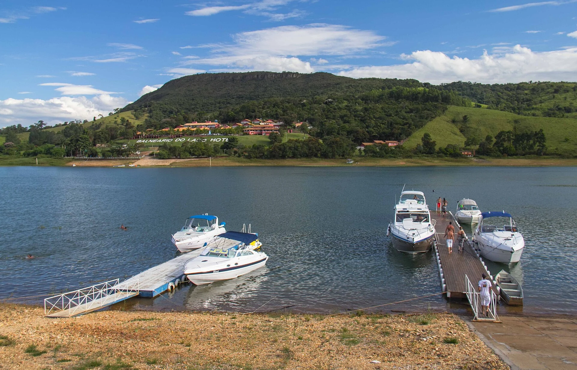 Embarcações e ponto de embarque no Lago de Furnas, fotografia do destino