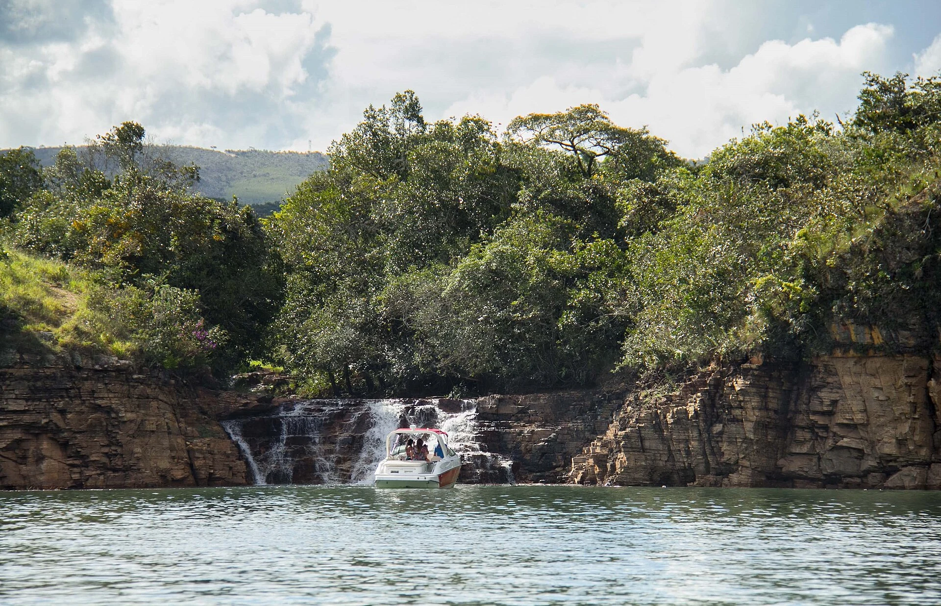 Cachoeira vista da água no Lago de Furnas