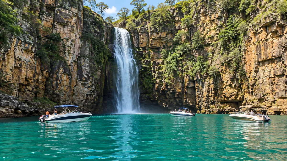 Lanchas e cachoeira entre as rochas de Capitólio