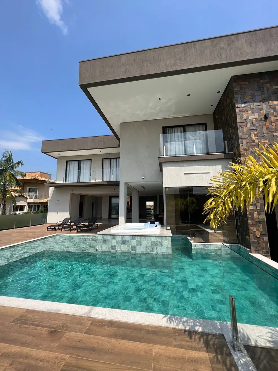 Casa 01: fachada, piscina e área de lazer